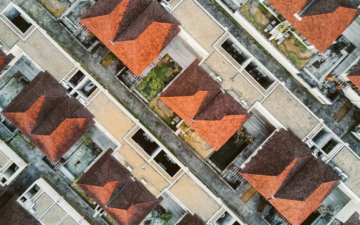 Kuşbakışı, kiremit çatılı sıra evler