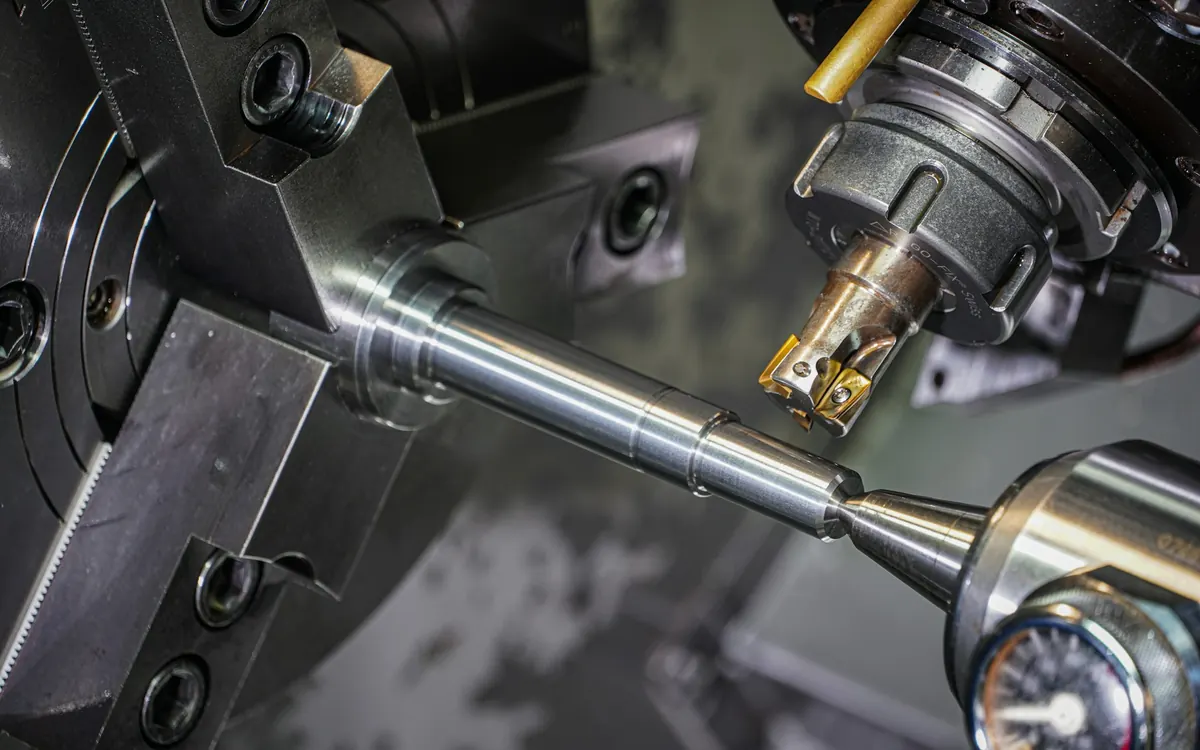 Torna tezgâhında işlenen metal parça ve kesici takım