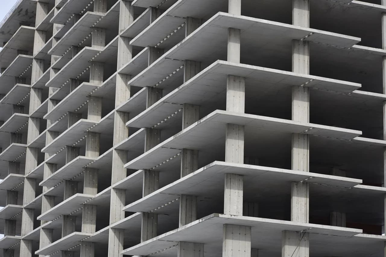 Yapımı süren çok katlı bir binanın sıra sıra beton kolonları ve döşemelerinden oluşan betonarme iskeleti